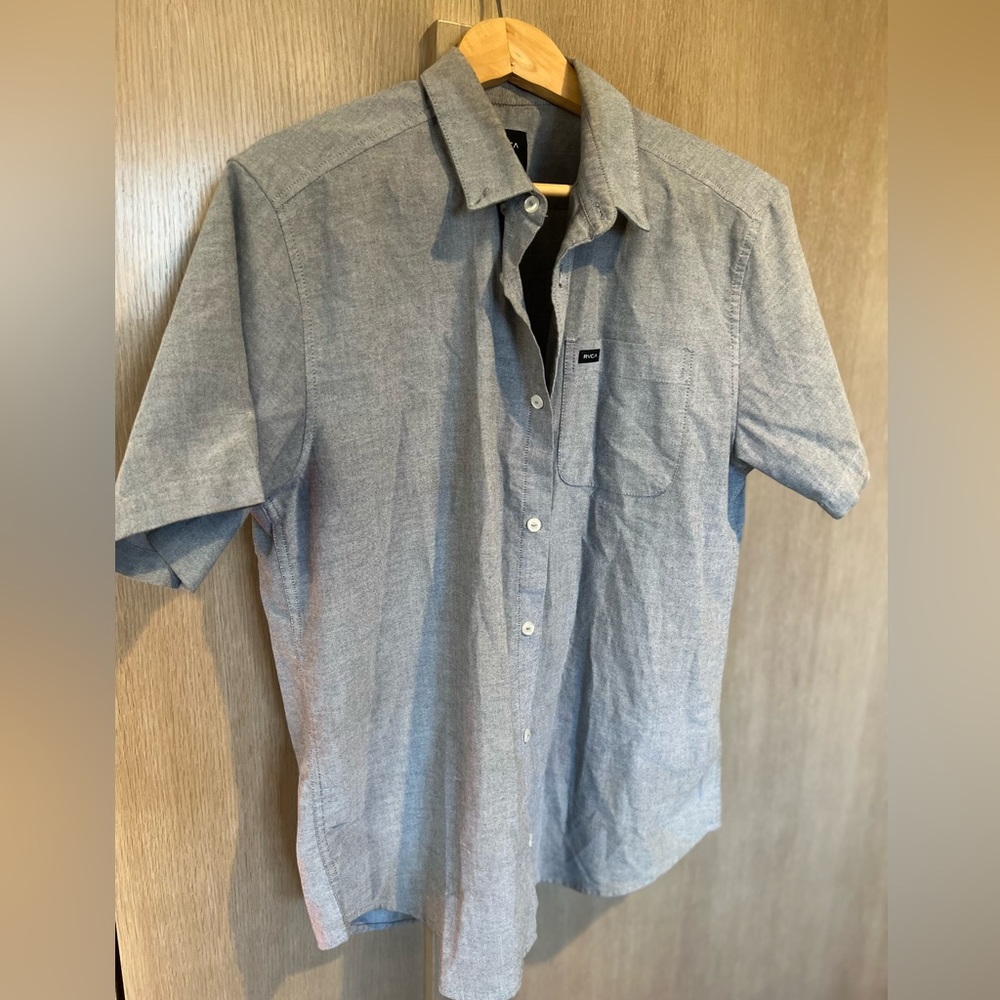 RVCA Slim Fit Short Sleeve Button Down Light Grey Blue Shirt Size Medium BNWOT